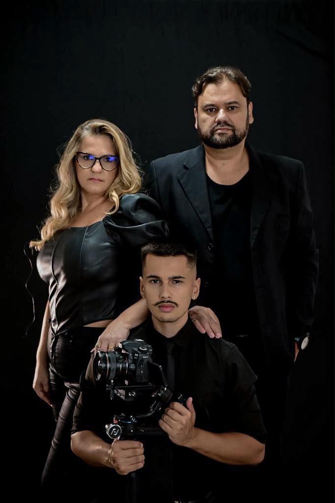 A família VB: equipe da VideoBelFilmes com câmera e estabilizador, sobre fundo preto